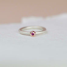 Kép betöltése a galériamegjelenítőbe: ORIGO Candy gyűrű rozéarany foglalat mályva zafírral - 49 méret