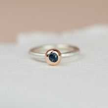 Kép betöltése a galériamegjelenítőbe: ORIGO M gyűrű rozéarany foglalat ausztrál kék zafírral - 50 méret