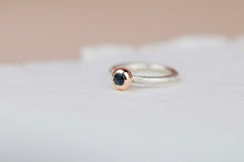 Kép betöltése a galériamegjelenítőbe: ORIGO M gyűrű rozéarany foglalat ausztrál kék zafírral - 50 méret