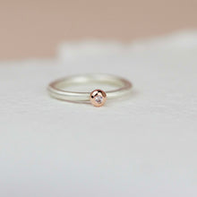 Kép betöltése a galériamegjelenítőbe: ORIGO Candy gyűrű rozéarany foglalat púder fehér zafírral - 51 méret