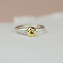 Kép betöltése a galériamegjelenítőbe: ORIGO M gyűrű sárgaarany foglalat sárga zafír - 51 méret