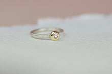 Kép betöltése a galériamegjelenítőbe: ORIGO S gyűrű sárgaarany foglalat fehér zafír - 54 méret