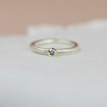 Kép betöltése a galériamegjelenítőbe: ORIGO Candy gyűrű sárgaarany foglalat világos kék zafírral - 55 méret