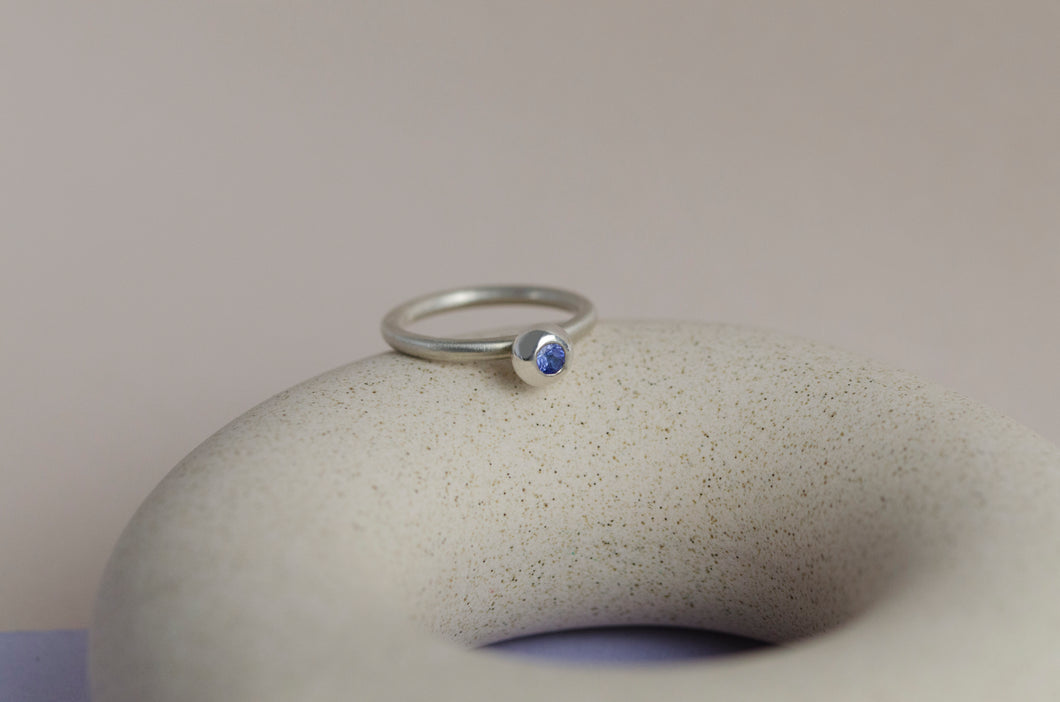 ORIGO ezüst gyűrű lila drágakővel