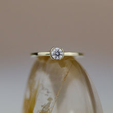 Kép betöltése a galériamegjelenítőbe: Vespera - Fehér Gyémánt sárga arany gyűrű
