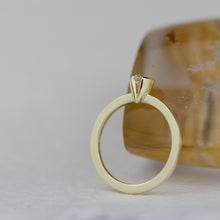 Kép betöltése a galériamegjelenítőbe: Vespera - Fehér Gyémánt sárga arany gyűrű