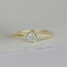 Kép betöltése a galériamegjelenítőbe: Vespera - Fehér Gyémánt sárga arany gyűrű