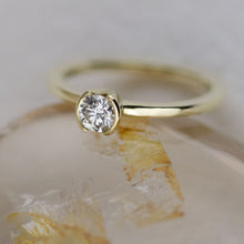 Kép betöltése a galériamegjelenítőbe: Vespera - Fehér Gyémánt sárga arany gyűrű