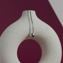 Kép betöltése a galériamegjelenítőbe: ORIGO L nyaklánc piros spinellel