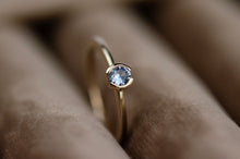 Kép betöltése a galériamegjelenítőbe: Vespera - Természetes Kék Zafír pezsgő arany gyűrű