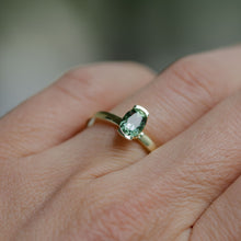 Kép betöltése a galériamegjelenítőbe: Bethany - Menta zöld turmalin sárga arany gyűrű