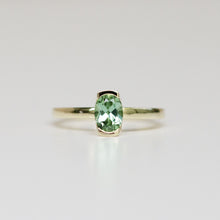 Kép betöltése a galériamegjelenítőbe: Bethany - Menta zöld turmalin sárga arany gyűrű