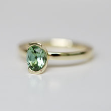 Kép betöltése a galériamegjelenítőbe: Bethany - Menta zöld turmalin sárga arany gyűrű