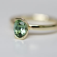 Kép betöltése a galériamegjelenítőbe: Bethany - Menta zöld turmalin sárga arany gyűrű
