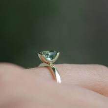 Kép betöltése a galériamegjelenítőbe: Bethany - Menta zöld turmalin sárga arany gyűrű