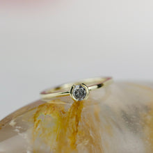 Kép betöltése a galériamegjelenítőbe: Vespera - Salt & Pepper gyémánt sárga arany gyűrű