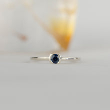 Kép betöltése a galériamegjelenítőbe: Vespera - Kék zafír fehér arany gyűrű