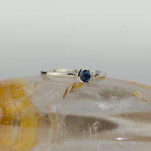 Kép betöltése a galériamegjelenítőbe: Vespera - Kék zafír fehér arany gyűrű