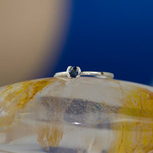 Kép betöltése a galériamegjelenítőbe: Vespera - Kék zafír fehér arany gyűrű