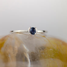 Kép betöltése a galériamegjelenítőbe: Vespera - Kék zafír fehér arany gyűrű