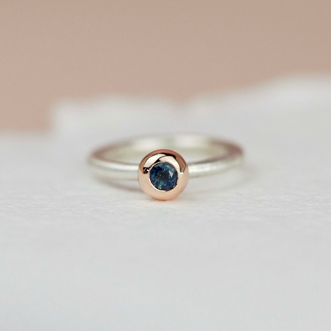 ORIGO M gyűrű rozéarany foglalat ausztrál kék zafírral - 50 méret