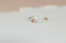 Kép betöltése a galériamegjelenítőbe: ORIGO Candy gyűrű rozéarany foglalat púder fehér zafírral - 51 méret
