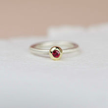 Kép betöltése a galériamegjelenítőbe: ORIGO S gyűrű sárgaarany foglalat piros zafír - 53 méret
