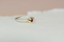 Kép betöltése a galériamegjelenítőbe: ORIGO S gyűrű sárgaarany foglalat piros zafír - 53 méret
