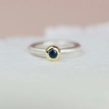 Kép betöltése a galériamegjelenítőbe: ORIGO M gyűrű sárgaarany foglalat ausztrál kék zafír - 55 méret
