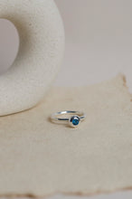 Kép betöltése a galériamegjelenítőbe: ORIGO gyűrű kék drágakővel
