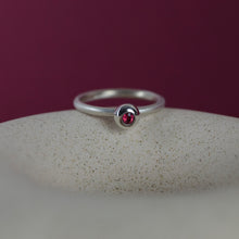 Kép betöltése a galériamegjelenítőbe: ORIGO gyűrű piros drágakővel
